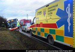 U nehody autobusu MHD v Praze hasiči evakuovali cestují a tři zraněné osoby předali zdravotníkům