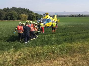 Střet dodávky s motocyklem: Hasiči zachraňovali zraněného a pomohli i řidičce v nouzi