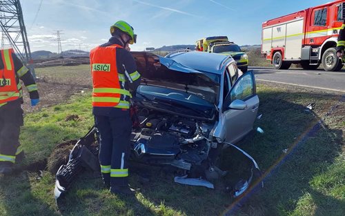 Čelní střet ochromil provoz a zranil posádky