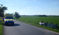 Při nehodě osobního vozidla byla zraněna jeho řidička