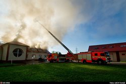 Požár penzionu v Žabni likvidovalo dvanáct jednotek hasičů