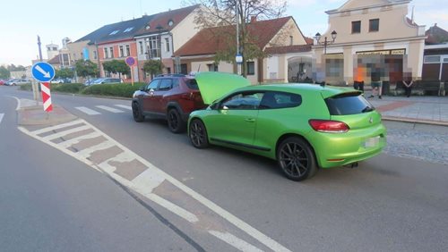 Nedobrzdil před přechodem. Nehoda autoškoly skončila zraněním instruktora