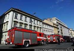 U požáru podkrovního bytu v Praze 2 zasahovaly tři jednotky hasičů