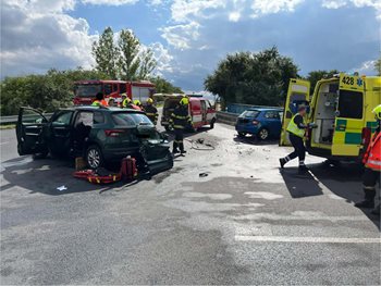 Tři zranění po střetu dvou aut. Hasiči vyprošťovali i uvězněného psa