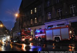 Na likvidaci požáru komína v restauraci hasiči v Praze použili zařízení COBRA