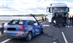 Osobní auto narazilo čelně do kamionu, řidička na místě zemřela 