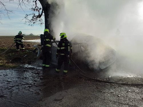 Tragický požár osobního vozu po nárazu do stromu