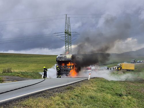 Požár tahače zastavil provoz, rychlý zásah zabránil větším škodám