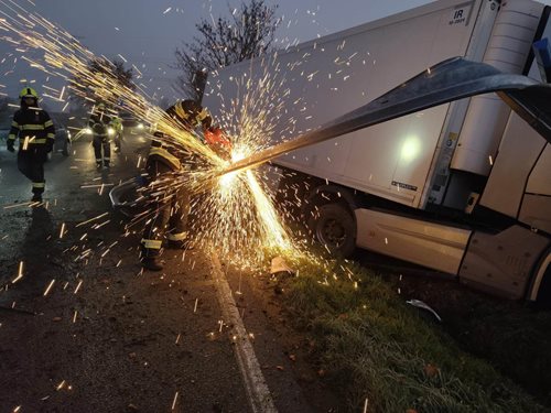 Kamion sjel do příkopu a poškodil svodidla. Hasiči řešili únik kapalin i vyproštění