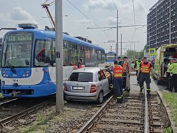 Ostravští hasiči vyprostili z kolejí fabii po střetu s tramvají