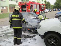 Z parkoviště už řidička neodjela. Vozidlo začalo hořet