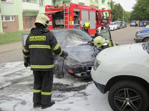 Z parkoviště už řidička neodjela. Vozidlo začalo hořet