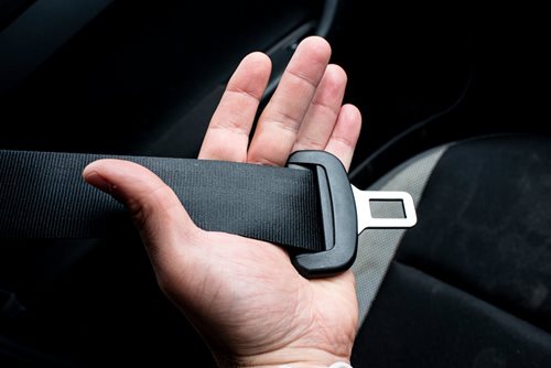 Připoutat se zapomněly desítky řidičů. Policisté během jediné akce odhalili téměř 200 přestupků