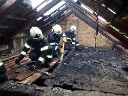 Požár střechy likvidovalo pět jednotek