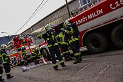 Hasiči nacvičovali zásah na vrcholu betonových sil