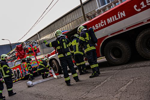 Hasiči nacvičovali zásah na vrcholu betonových sil