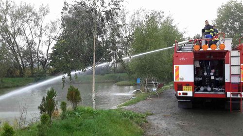 Hynoucí ryby zachránilo okysličení a zředění vody v rybníce
