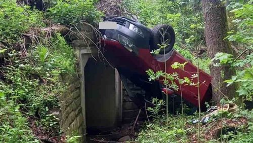 Hasiči vytahovali převrácené auto z hlubokého příkopu