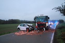 Šest zraněných po čelním střetu autobusu a osobního vozu u Modletic