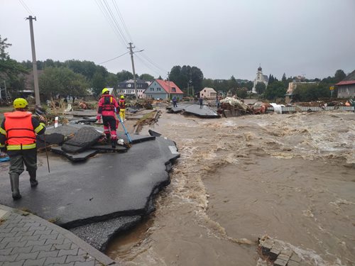 Video: Pozemní záchrany přímo z kabiny hasičské cisterny