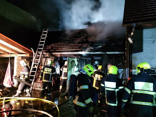 Plameny zasáhly dílnu rodinného domu, hasiči zabránili šíření na sousední stavby