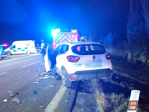 Srážku dvou aut zkomplikoval další náraz. Hasiči zvládli rizikový zásah během večerní špičky