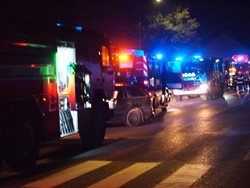 Při požáru rodinného domu v Horním Bousově se evakuovalo 17 osob