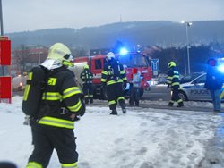 Požár v nákupním centru. Návštěvníci opustili prodejnu před příjezdem hasičů.