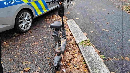 Elektrokoloběžka není vždy jen koloběžka. Dva jezdci narazili při policejní kontrole