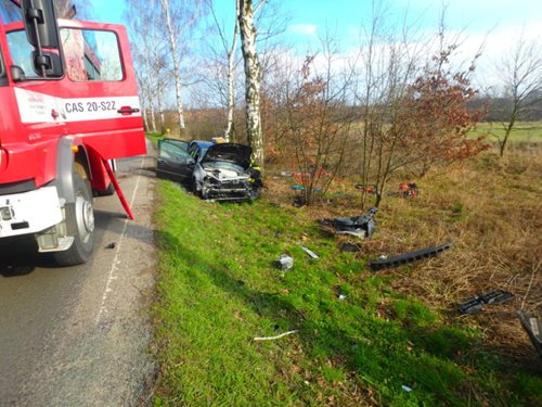 Po nárazu auta do stromu museli hasiči vyprošťovat