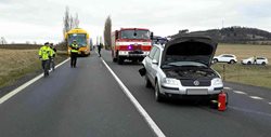 Provoz uzavřela nehoda osobního auta a autobusu