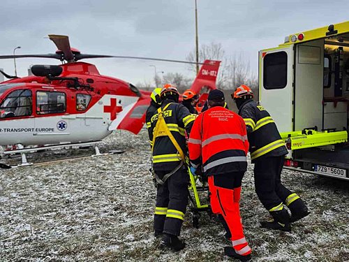 Náročný zásah při transportu pacienta prověřil hasiče i záchranáře