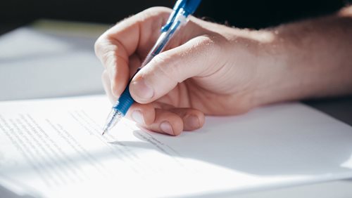 Kvůli pojistce měl zfalšovat podpis partnerky. Případ skončil obviněním