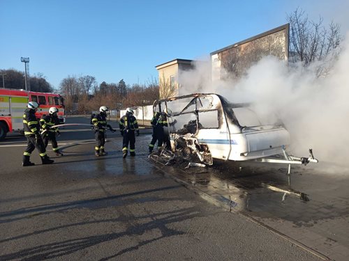 Požár karavanu během svátečního dne ohrozil osobní vozidlo