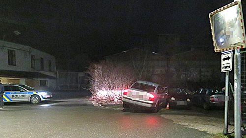 Opilý řidič způsobil nehodu při odbočování