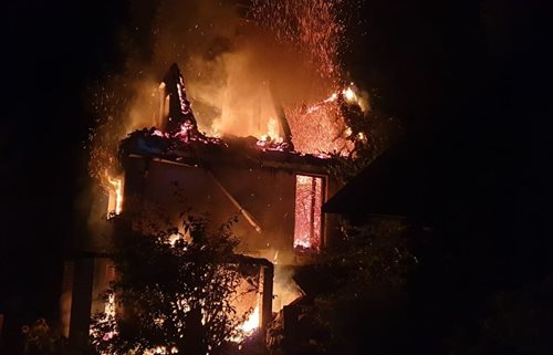 Chata u Jáchymova zcela vyhořela