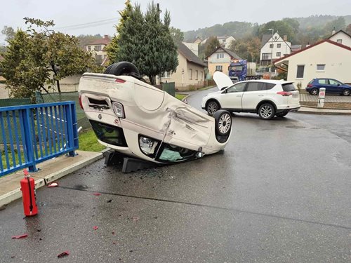 Po střetu skončilo auto převrácené na střechu, řidičku odvezli záchranáři
