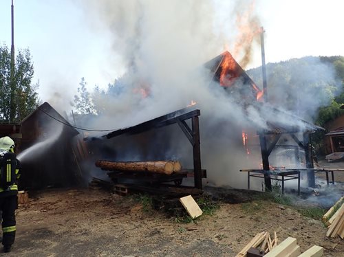 Hasiči bojovali s požárem pily v obci Desná
