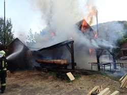Hasiči bojovali s požárem pily v obci Desná