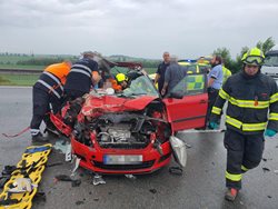 Po dopravní nehodě u Slaného museli hasiči jednu osobu vyprostit z havarovaného vozu