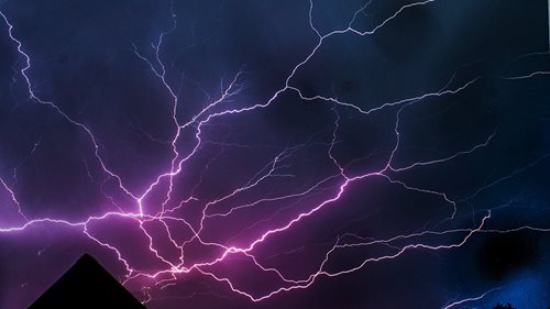 Bouřky mohou být nebezpečné. Pozor na blesky, padající stromy i elektrické vedení