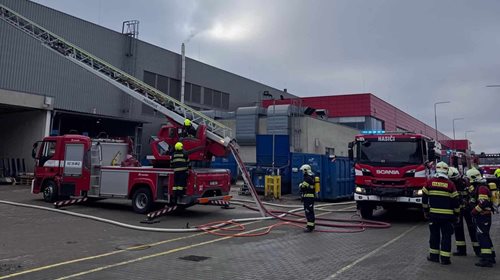 Požár ve výrobní hale vyvolal druhý stupeň poplachu a nasazení 11 jednotek
