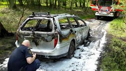 Oheň zcela zničil osobní auto