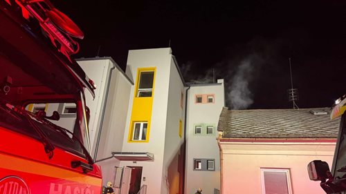 Požár v budově školy ohrozil obyvatele, zasahovali hasiči