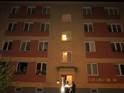 Při požáru bytu v Ostravě hasiči zachránili jednu osobu, druhá nepřežila