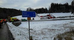 Vlak se na přejezdu u Žlutic v Karlovarském kraji srazil s autem, tři osoby museli hasiči vyprostit.Na místě železniční nehody zasahoval také záchranářský vrtulník  