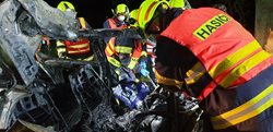 U Ostrova začalo po nehodě hořet auto, řidič zemřel