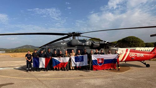 Čeští a slovenští hasiči se vracejí z Francie. Při požárech provedli přes 500 shozů vody