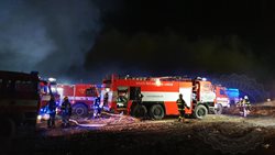 Po celou noc hasiči likvidovali požár, který vypukl na skládce