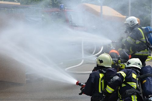 K požáru rodinného domu  na Chebsku vyjížděli v sobotu večer hasiči Dům poškodil výbuch a vyvolal následný požár